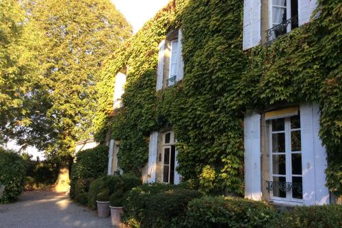 La Maison du Pinier : Chambres d'hotes/B&B proche de Montournais