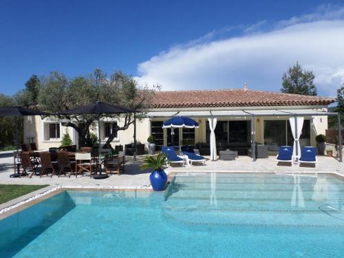 Villa avec piscine chauffée : Hebergement proche de Signes