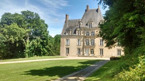 Chateau de la Lucazière : Chambres d'hotes/B&B proche de Saint-Ouen-de-Mimbré