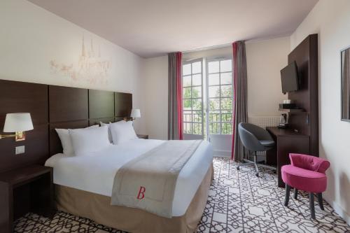 Best Western Blanche de Castille Dourdan : Hotel proche de Saint-Martin-de-Bréthencourt