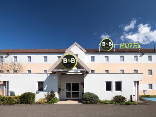 B&B Hôtel MAUREPAS : Hotel proche de Béhoust
