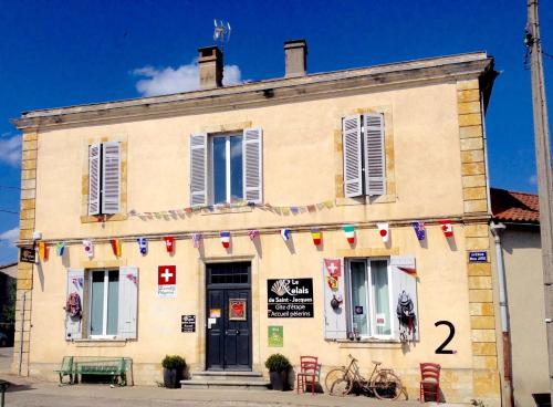 Gîte et Chambres Le Relais de St Jacques : Auberge de jeunesse proche de Fréchou