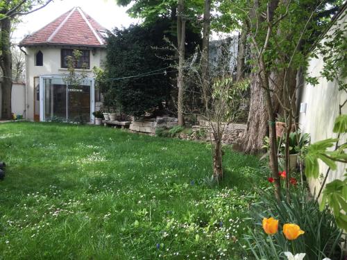 Petite maison du jardin : Hebergement proche de Neuilly-Plaisance