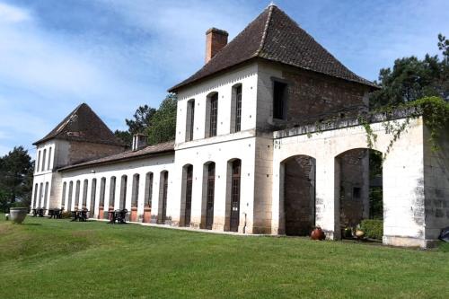 Château Neuf Le Désert : Appartement proche de Saint-Seurin-sur-l'Isle