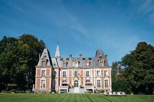 Chateau-Hotel De Belmesnil : Hotel proche de Les Hogues