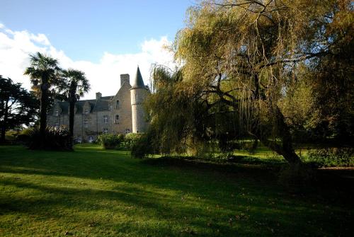 Château de Kergouanton : Chambres d'hotes/B&B proche de Trélévern