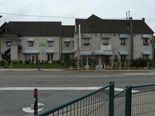 Hotel La Belle Etape : Hotel proche de Bouville