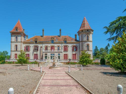 Apartment Chateau De Lastours - Appartement Jasmin : Hebergement proche de Saint-Romain-le-Noble