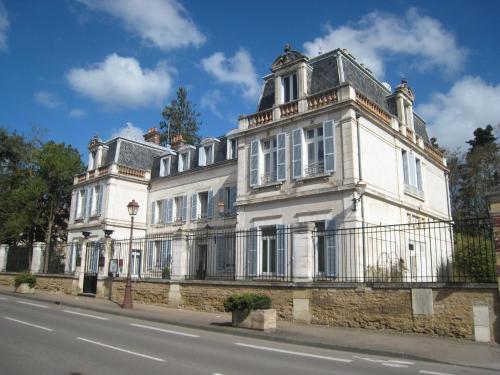 Hôtel Les Maréchaux : Hotel proche de Moulins-sur-Ouanne