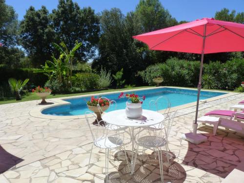 gite en rez de jardin dans coin calme avec piscine : Appartement proche de Gallargues-le-Montueux