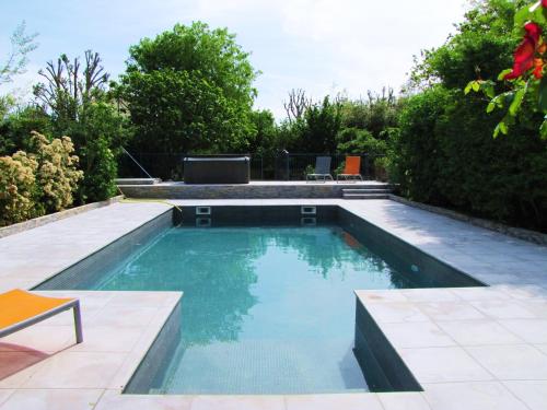 Somptueuse villa du XVIeme siecle avec piscine privee : Hebergement proche de Cornillon-Confoux