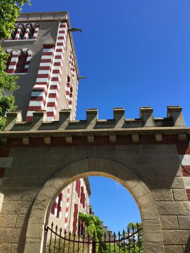 La Tour du Chateau : Chambres d'hotes/B&B proche de Bizanet