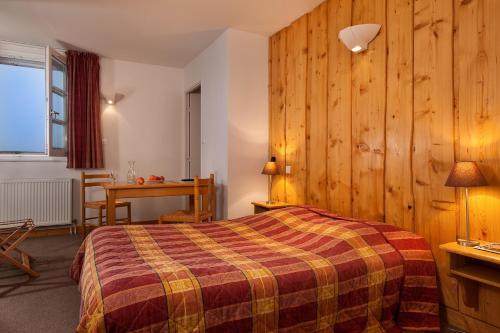 Logis Le Rouge Gazon : Hotel proche de Lamadeleine-Val-des-Anges