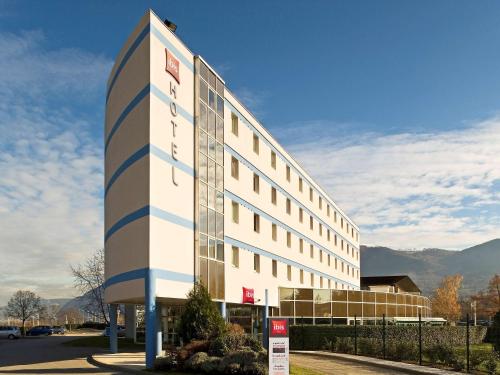ibis Archamps Porte de Genève : Hotel proche de La Muraz