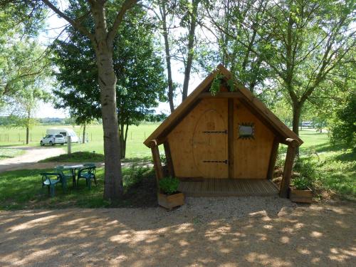 Camping de Tournus - Drole de cabane : Hebergement proche de Étrigny