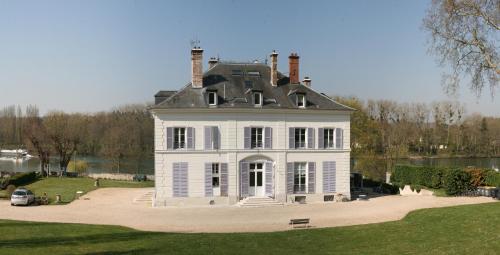 La Grande Maison : Chambres d'hotes/B&B proche de Vaux-le-Pénil