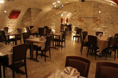 Le Marius : Hotel proche de Sainte-Colombe-sur-Seine