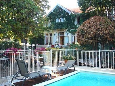 Hostellerie le Chalet Fleuri : Hotel proche de Mas-Blanc-des-Alpilles