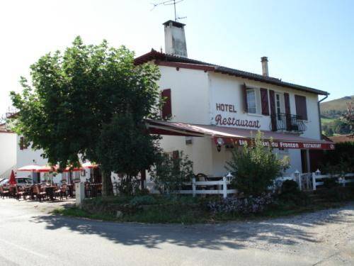 Hôtel du Fronton : Hotel proche de Béhorléguy