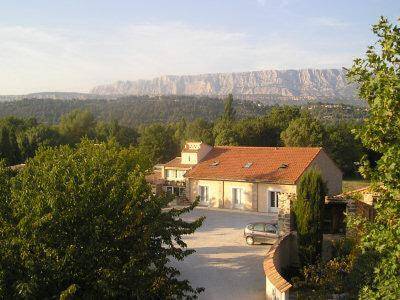 Logis Hôtel Déjeunez Sous L'arbre : Hotel proche de Mimet