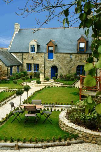 Manoir Des Douets Fleuris : Hotel proche de Saint-Coulomb