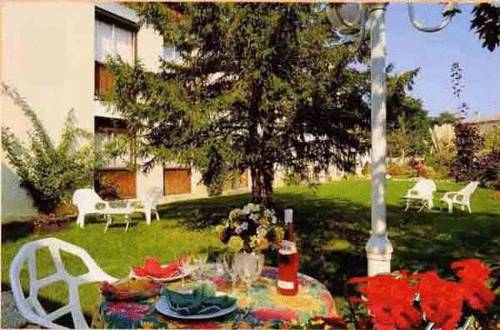 Hôtel Du Midi : Hotel proche de Jardin