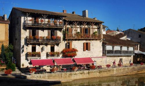 Auberge Du Pont Vieux : Hotel proche de Lasserre