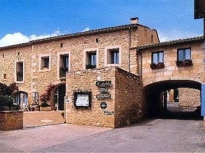 Logis Hôtel l'Arceau : Hotel proche de Valliguières
