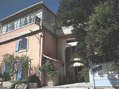 Logis Le Mas Et La Flambee Du Luberon : Hotel proche de La Bastidonne