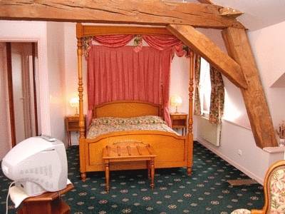 Logis Le Grand Monarque : Hotel proche de Villequiers
