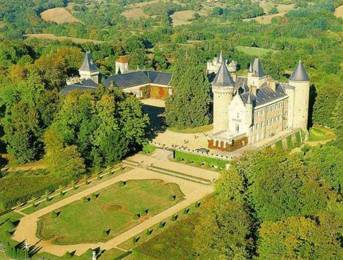 Château de Busset : Chambres d'hotes/B&B proche de Molles