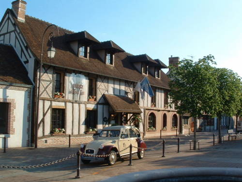Auberge Du Cheval Blanc : Hotel proche de Parpeçay