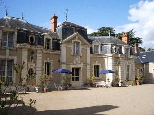 Château De Colliers Accueil : Chambres d'hotes/B&B proche de La Chapelle-Saint-Martin-en-Plaine