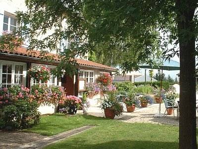 Logis Hotel La Grange Du Relais : Hotel proche de Montheries