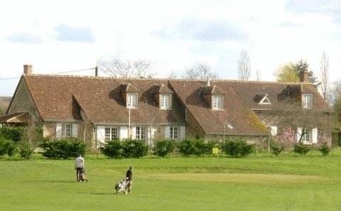 Le Clos du Golf : Chambres d'hotes/B&B proche de Saunay
