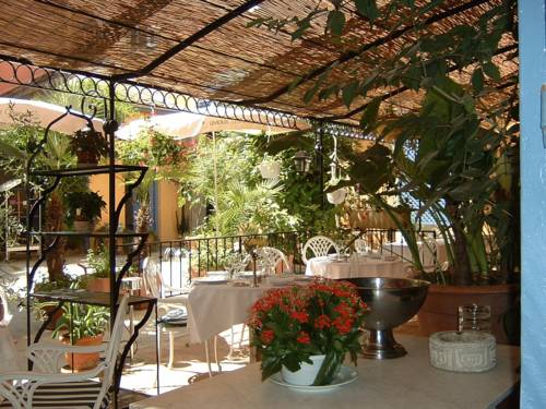 Logis Hotel Moderne Et Pigeon : Hotel proche de Saint-Martin-de-Villereglan