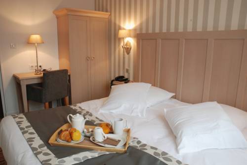 Hôtel Les Fleurs : Hotel proche de Précy-le-Sec