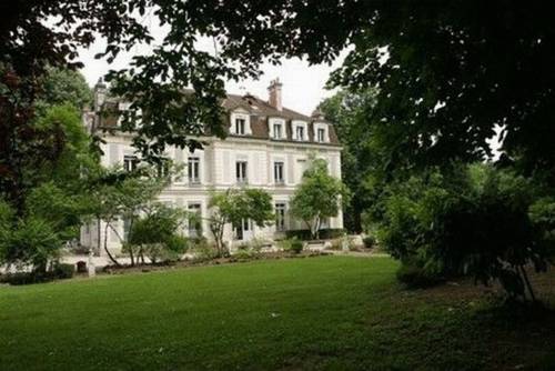 Logis Chateau de la Dame Blanche : Hotel proche de Gy