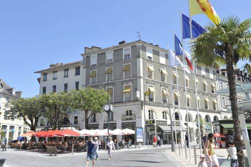 Logis Hotel Le Bourbon : Hotel proche de Bosdarros
