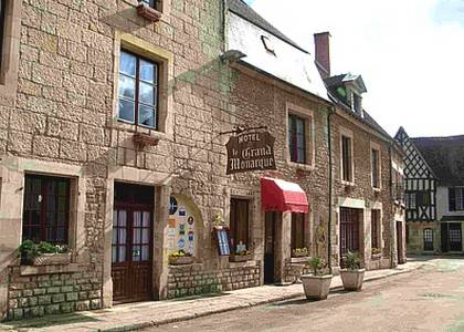 Logis Le Grand Monarque - Donzy : Hotel proche de Châteauneuf-Val-de-Bargis