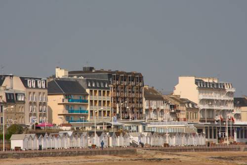 Hotel Des Thermes Et Du Casino : Hotel proche d'Amblie
