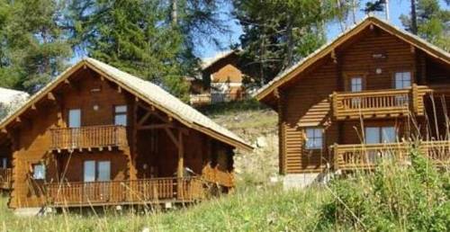 Madame Vacances Les Chalets Du Village Bois : Residence proche de Les Costes