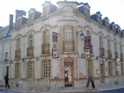 Le Cheval Blanc : Hotel proche de Darvoy