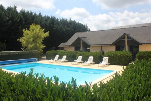 Les Dineux Village : Hotel proche de Guitté