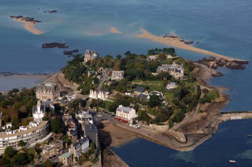 Hôtel De La Vallée : Hotel proche de Dinard