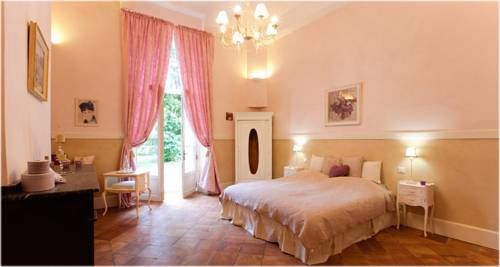 Le Petit Chateau Argoumbat : Chambres d'hotes/B&B proche de Bivès