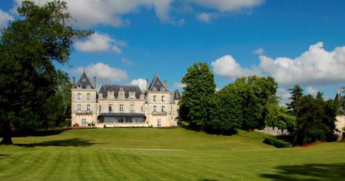 Château De Mirambeau : Hotel proche de Bussac-Forêt
