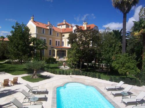 Appart'Hôtel Chateau La Tour Apollinaire : Chambres d'hotes/B&B proche de Baho