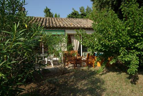 Le Mazet Jules : Chambres d'hotes/B&B proche de Mas-Blanc-des-Alpilles