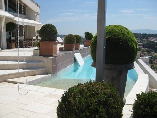 La Villa Blanche : Chambres d'hotes/B&B proche de Mimet